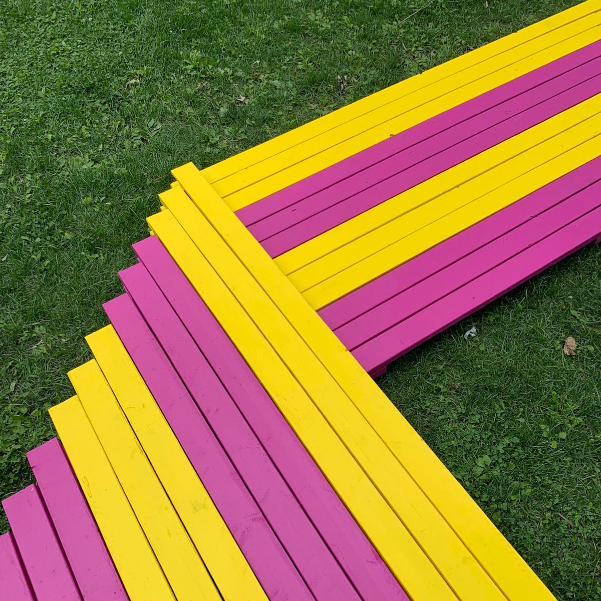Josu00e9 Luis Torries, Va-et-Vient (Coming and Going), 2021, painted wood. Courtesy of the artist.
